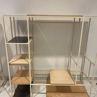 Armadio a vista con ripiani e appendiabiti