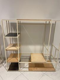 Armadio a vista con ripiani e appendiabiti