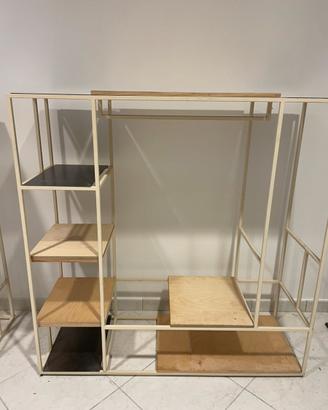 Armadio a vista con ripiani e appendiabiti