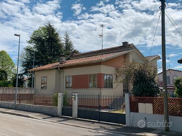 Villa indipendente con giardino ed accessori