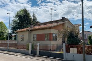 Villa indipendente con giardino ed accessori