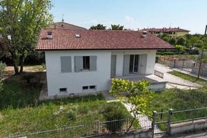 Villa singola con giardino- moderna, ristrutturata