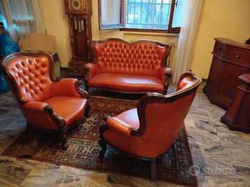 divano tre posti in pelle rifinito in legno