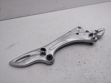 SUZUKI GLADIUS SFV 650 SUPPORTO STAFFA PEDANE DEST