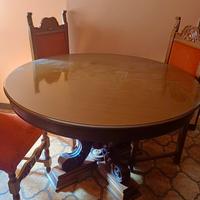 Svuoto casa - Tavolo rotondo con sedie