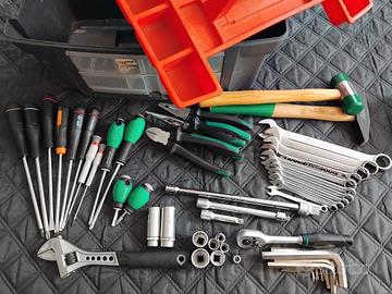 Cassetta in plastica più attrezzi 