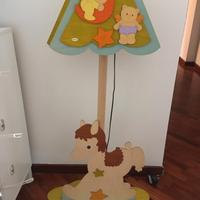 Lampada in legno per cameretta