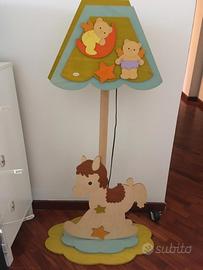 Lampada in legno per cameretta