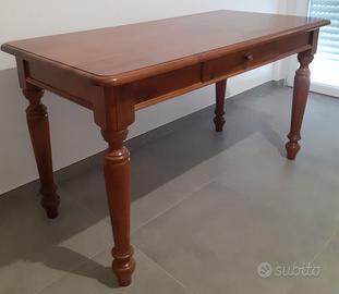 Tavolo in legno di noce con cassetto centrale