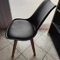 Sedie nere con cuscino imbottito 