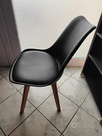 Sedie nere con cuscino imbottito 