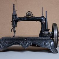 Macchina da cucire in ghisa e ferro del 1880