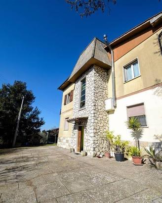 Casa indipendente di 335 m² con più di 5 locali a 