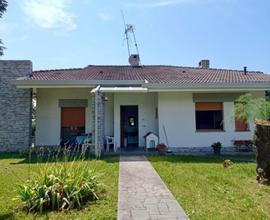 VILLA TRICAMERE SU UNICO LIVELLO CON TAVERNA E ...