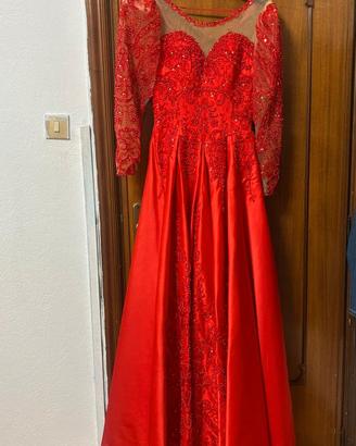 Splendido abito da sposa rosso con ricami oro