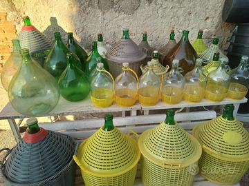 Damigiane in vetro torchio e tramoggia per vino
