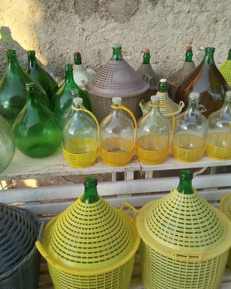 Damigiane in vetro torchio e tramoggia per vino