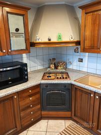 Cucina angolare legno massello, tavolo e 4 sedie