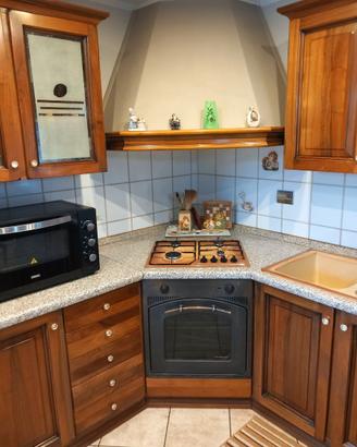 Cucina angolare legno massello, tavolo e 4 sedie