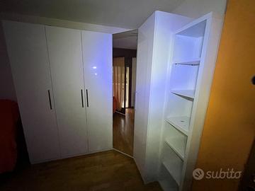 Armadio ad angolo semi nuovo in perfetto stato