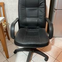 Poltrona da studio/gaming nera con ruote.