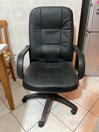 Poltrona da studio/gaming nera con ruote.