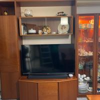 parete attrezzata con tavolo e sedie