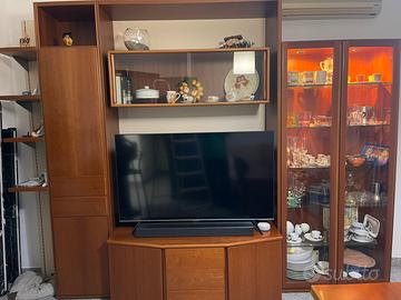 parete attrezzata con tavolo e sedie