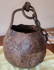 Antico secchiello di ferro forgiato a mano .