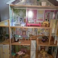 casa delle bambole in legno con mobili