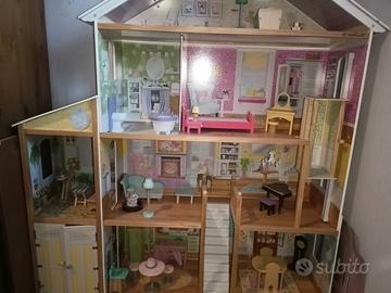 casa delle bambole in legno con mobili