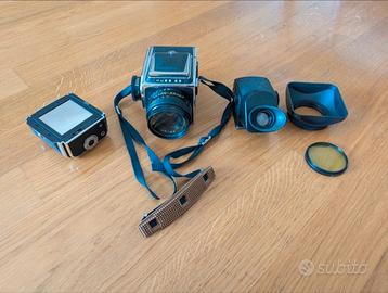 Fotocamera Kiev 88 con accessori e borsa