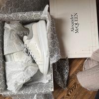 Sneakers Alexander McQueen bianche e Iceberg