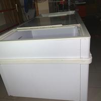 Congelatore grande e piccolo per alimenti