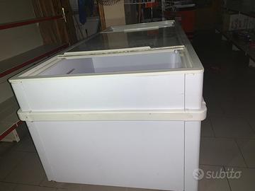 Congelatore grande e piccolo per alimenti
