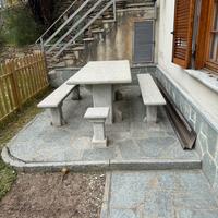 Tavolo da giardino in pietra