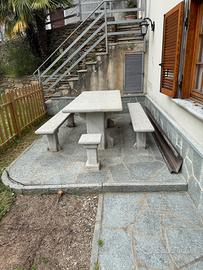 Tavolo da giardino in pietra