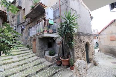 2 LOCALI A POGGIO CATINO