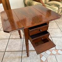 Tavolino a bandelle d’epoca in legno massello