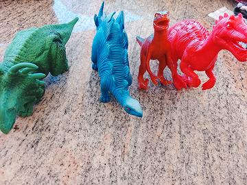 quattro dinosauri  giocattolo