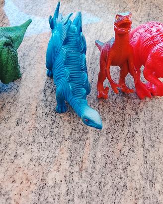 quattro dinosauri  giocattolo