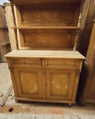 Credenza con piattaia 