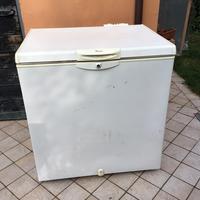 Congelatore a pozzetto Whirlpool modello AGF625AP