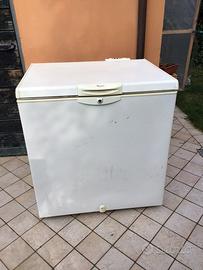 Congelatore a pozzetto Whirlpool modello AGF625AP