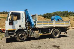 Iveco 180e34 con gru
