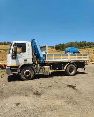 Iveco 180e34 con gru