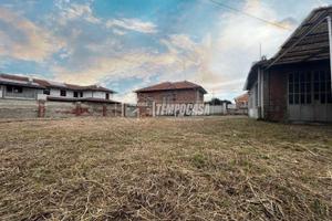 VOLPIANO VILLA INDIPENDENTE CON MAGAZZINO E GIARDI