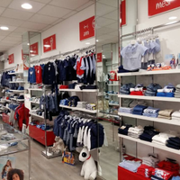 Arredamento negozio abbigliamento