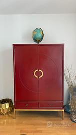 Armadio nuovo con il contenuto