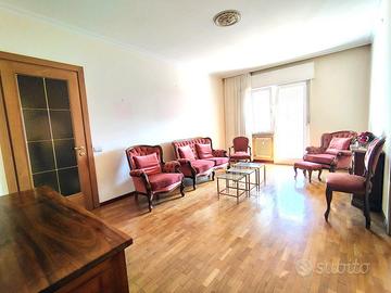 Bolzano, via di Novacella, ampio appartamento con